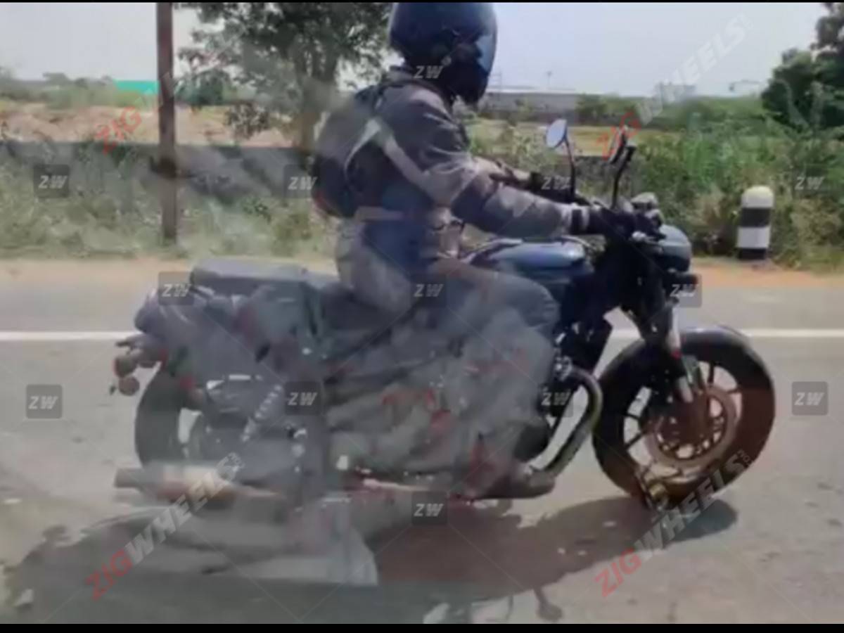 Royal Enfield Shotgun Spotted Testing With Accessories In India