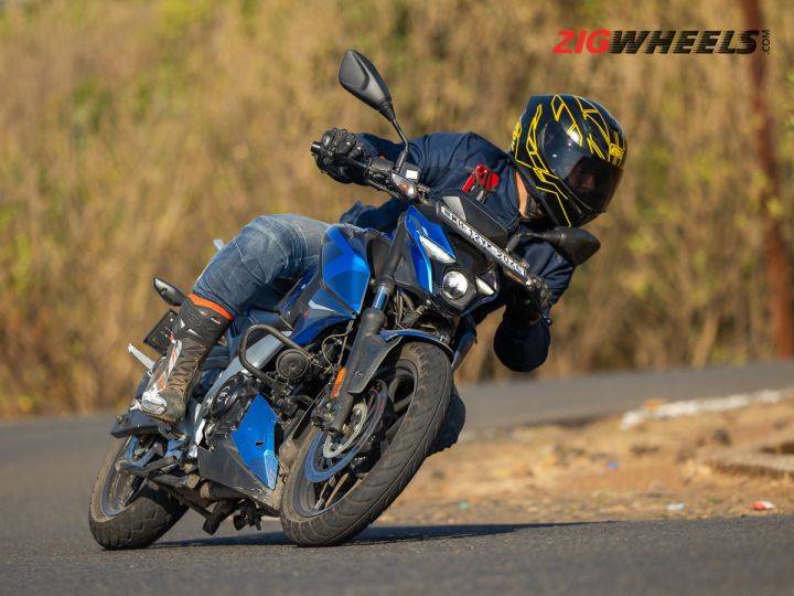 Mega 160cc Sporty Commuters Compared TVS Apache RTR 160 4V Bajaj