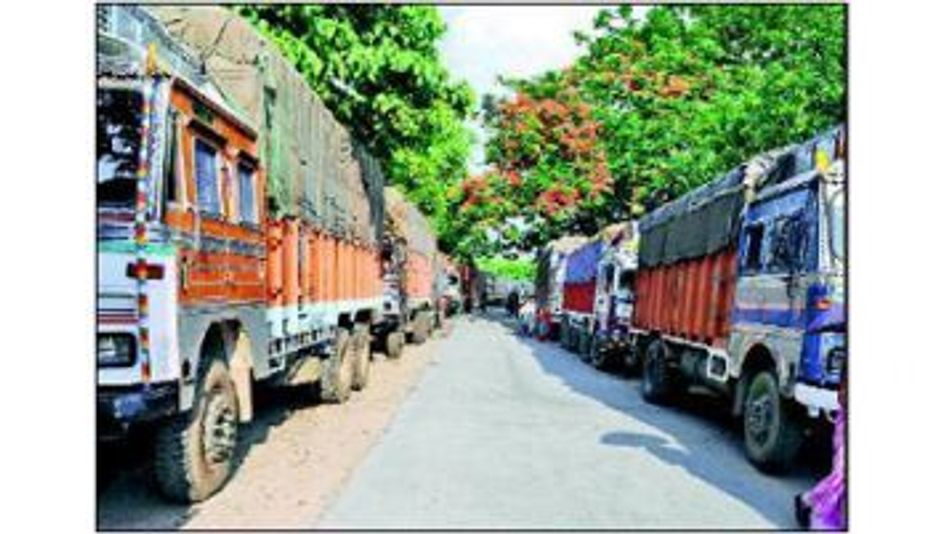 Centre mulls nation-wide access for trucks for Rs 15,000 highlights