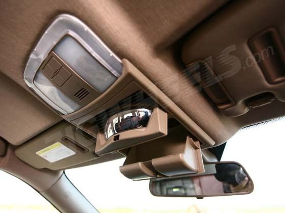 XUV 500 overhead compartment