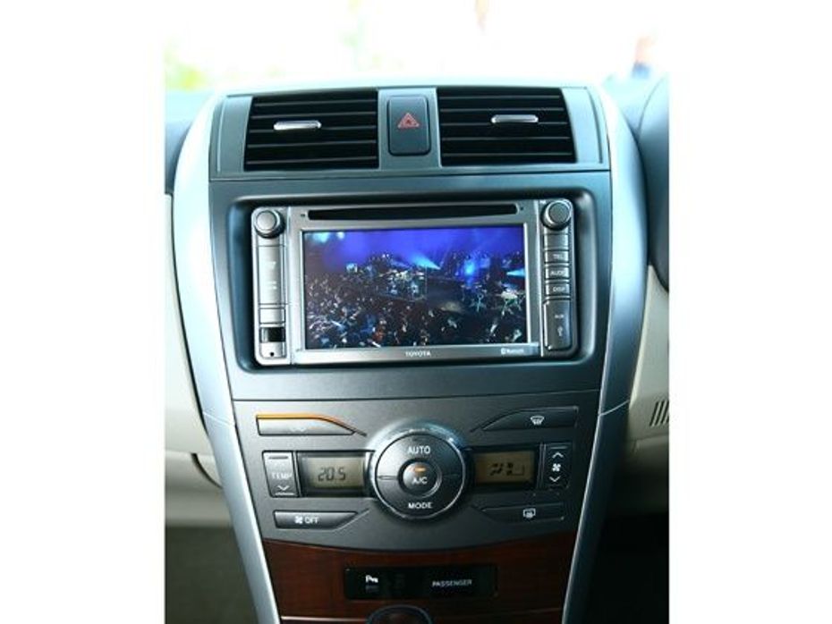 Air-conditioning center console with climate control system