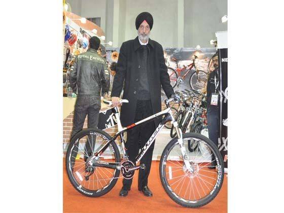 Firefox introduces its Trek Elite 9.9 MTV bicycles at Auto Expo