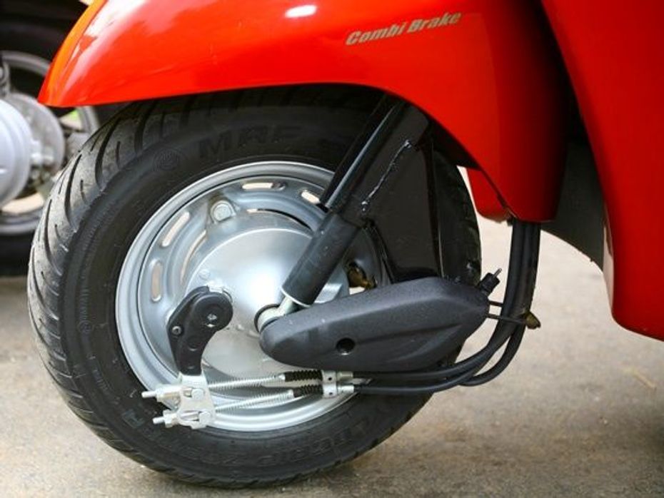 2012-scooter-comparo-Activa-combi-brakes