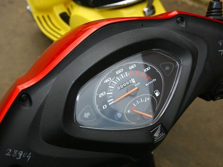 2012-scooter-comparo-activa-speedometer