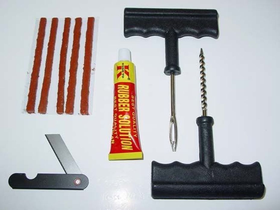 Tubeless puncture repair kit