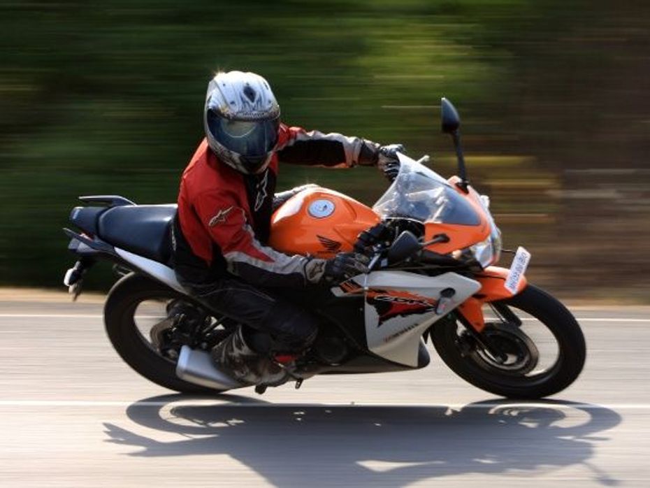 Honda CBR150R riding