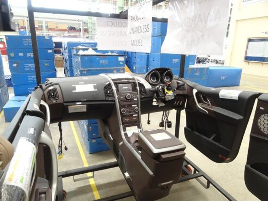 Mahindra XUV5OO center console panel assembly Mahindra XUV5OO center console panel assembly