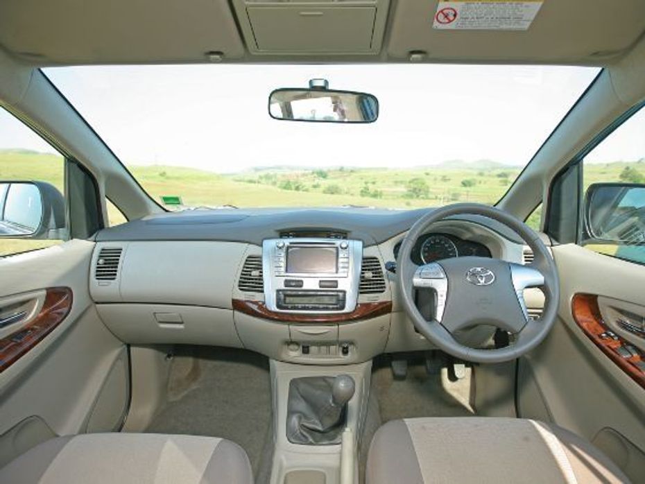 Nissan Evalia vs Toyota Innova dashboard innova