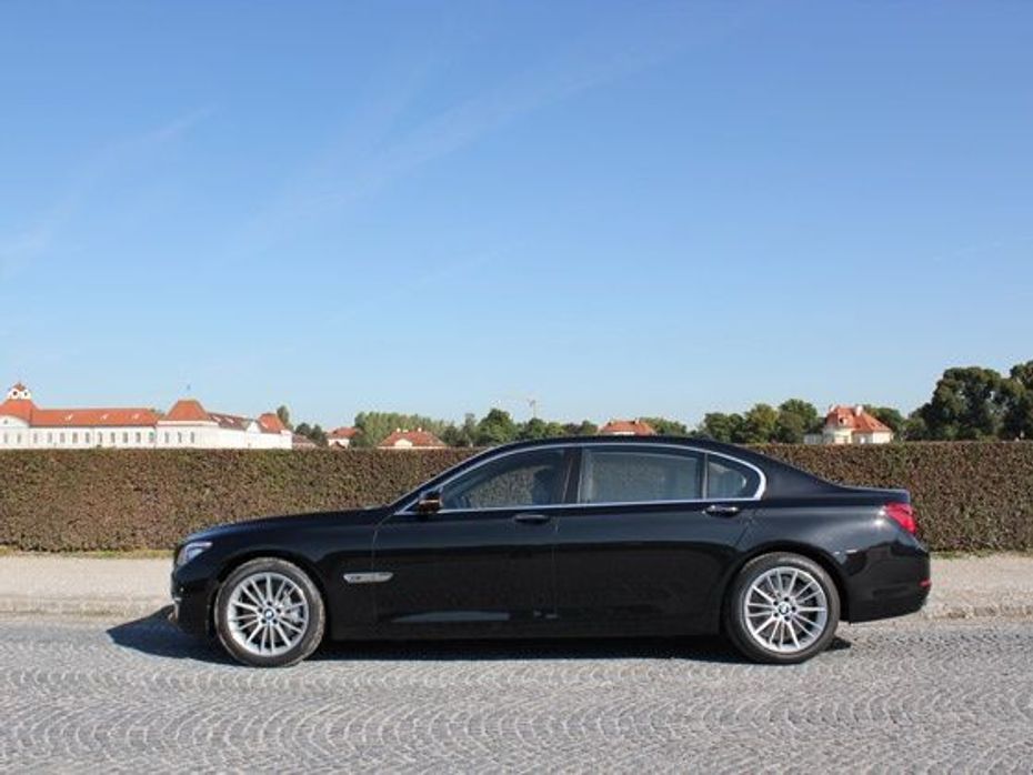 New BMW 7 Series side profile
