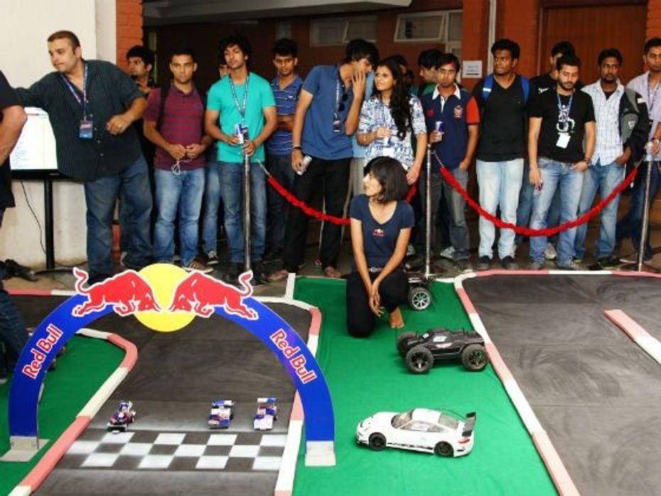2012-red-bull-racing-can-pune-02