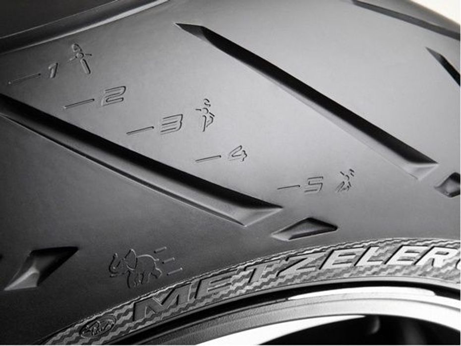 KTM-390-DUKE-detail-shot-metzeler-sportec-m5-2342013-m17