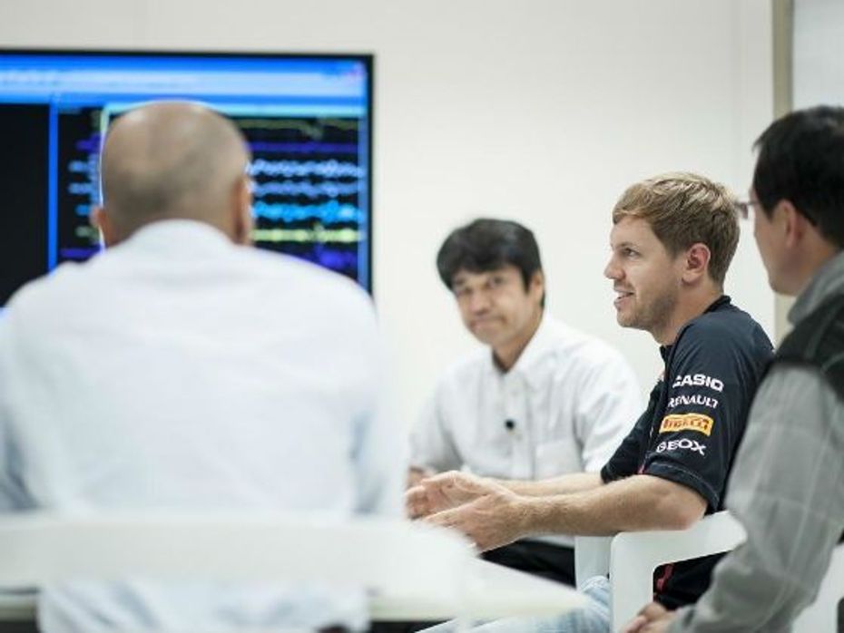 Sebastian Vettel with the engineers at Infiniti