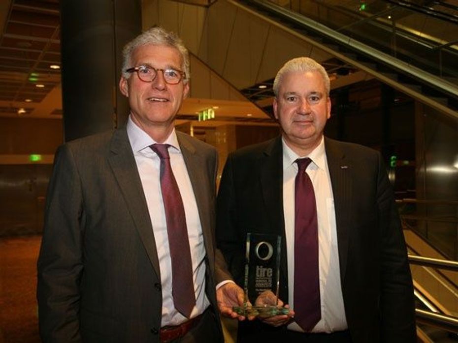 Jan Mos (left) and Michael Lutz from Apollo Tyres after receiving the award