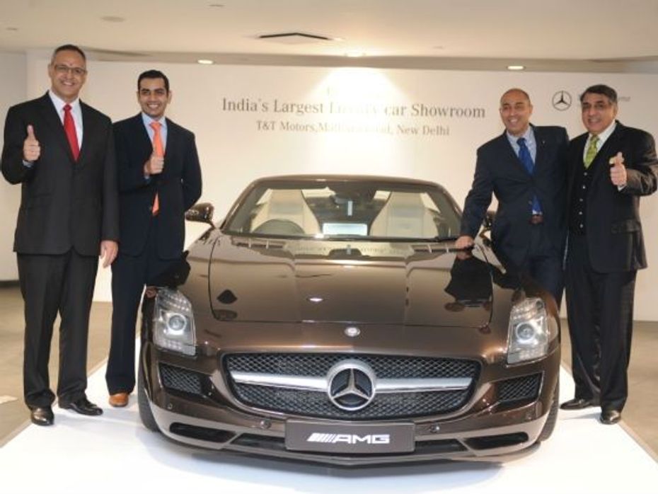 Mercedes and dealer officials posing with the SLS AMG