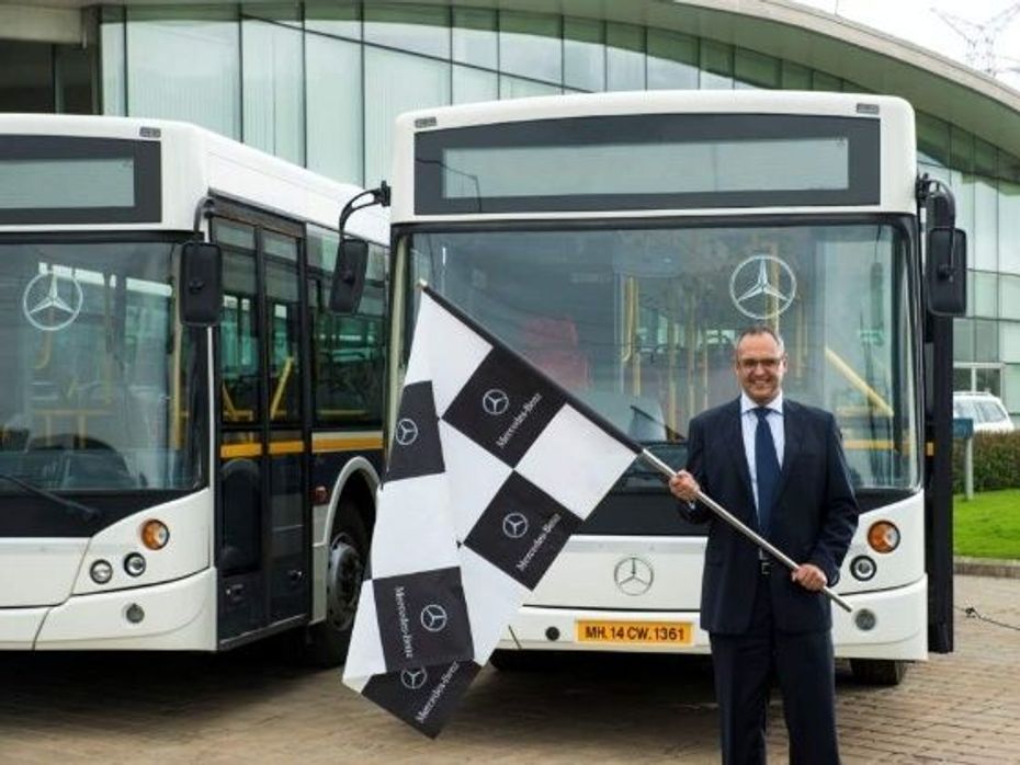 Eberhard Kern flags off Mercedes-Benz buses for employees