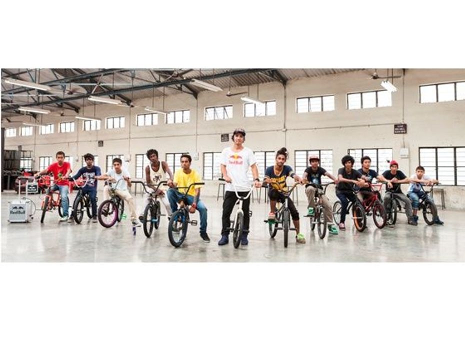 Yohei Uchino with BMX enthusiasts at Sinhgad Technical Education Society, Pune