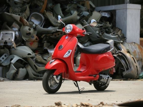 Vespa among 12 best designs of the century - ZigWheels