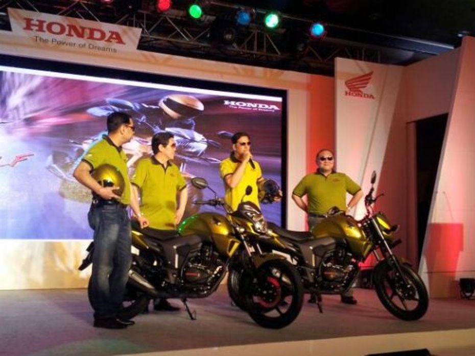 Bollywood star Akshay Kumar unveiling the bike with Honda officials