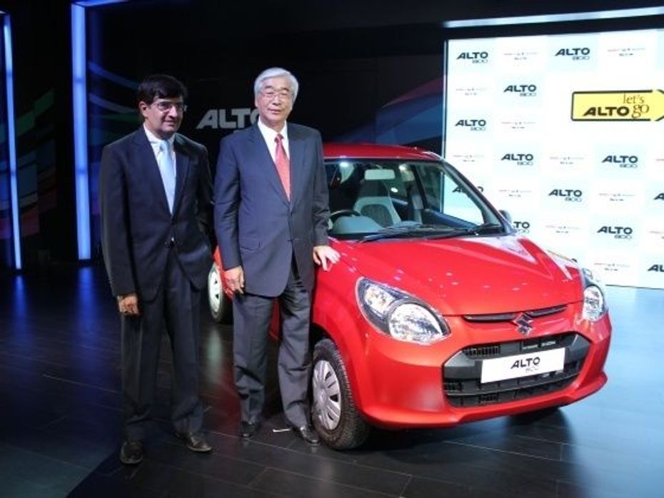 Maruti Suzuki MD & CEO Shinzo Nakanishi (right) poses with Alto 800