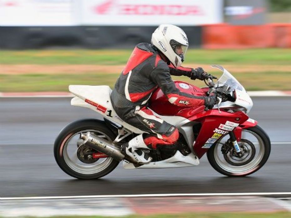 Honda CBR250R ride at Irungattukottai racetrack