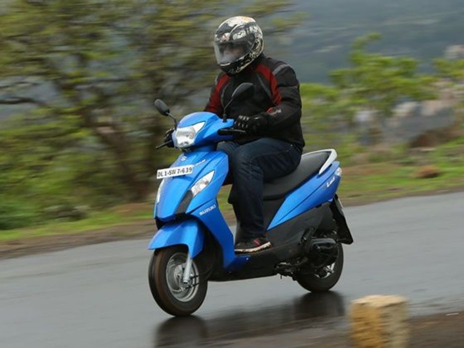 Suzuki Lets action pic