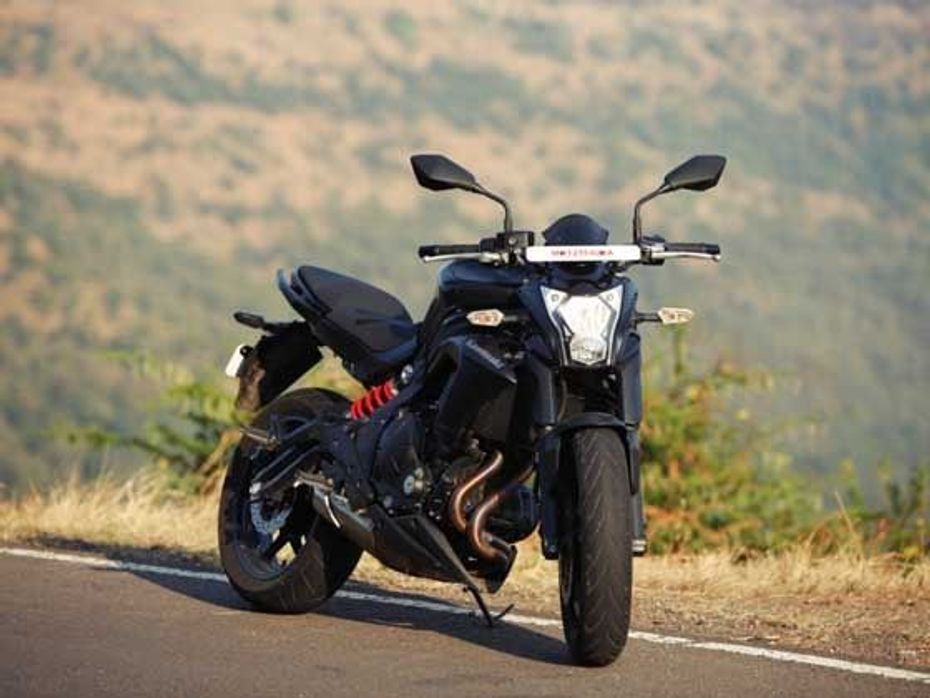 Kawasaki ER-6n reviewed in India available in all black colour only
