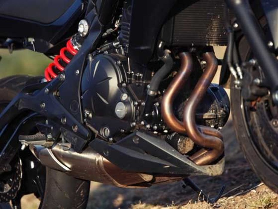 The exposed radiator and twirly exhaust pipes tank looks aggressive on the Kawasaki ER-6n
