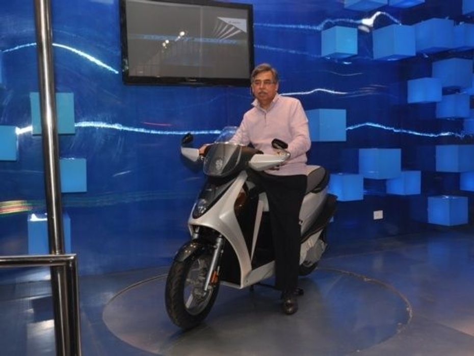 Pawan Munjal with the Leap Concept at last 2012 Auto Expo
