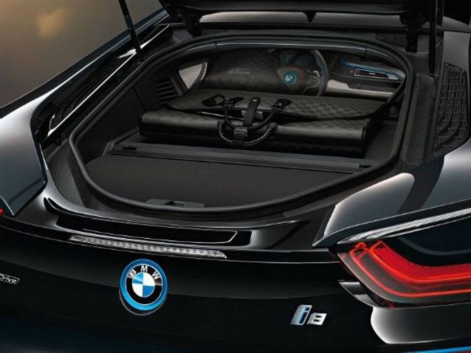 The tailor-made Garment Bag i8 made from carbon fibre on the rear parcel shelf of the BMW i8