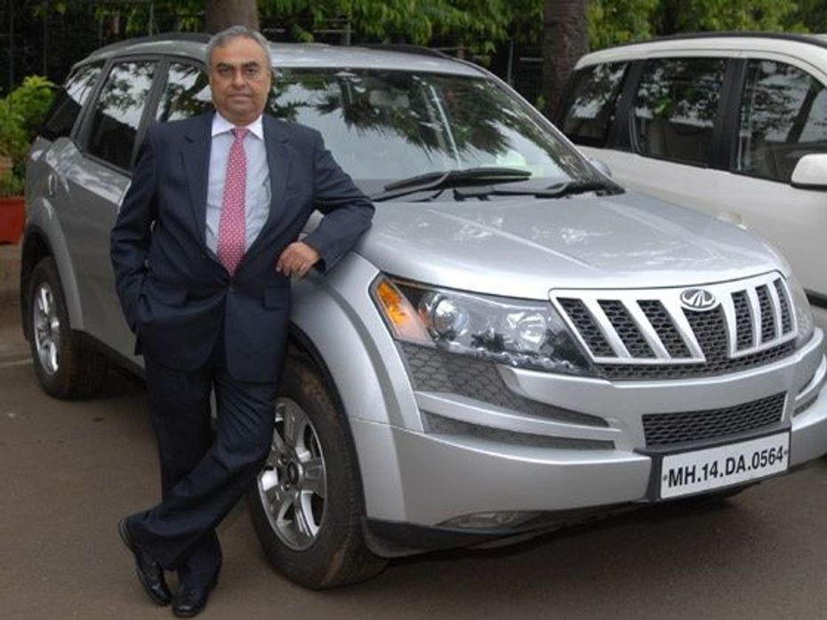 Pravin Shah, Chief Executive, Automotive Division & International Operations (AFS), Mahindra & Mahindra along with the Mahindra XUV500