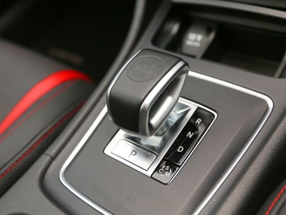 Mercedes-Benz CLA45 AMG gearshift