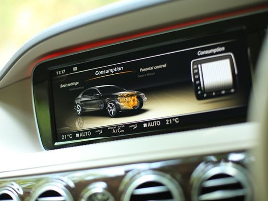2014 Mercedes-Benz S-Class Review LCD screen