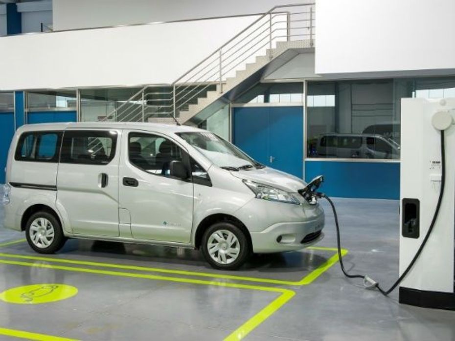 Nissan e-NV200 exterior while charging