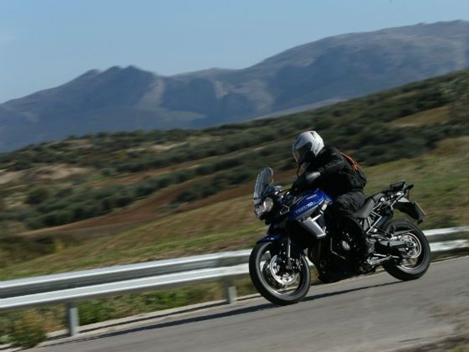 2015 Triumph Tiger 800 XRx First Ride Review in Spain