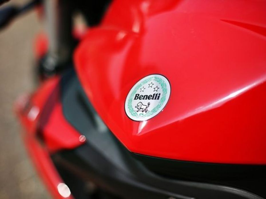 DSK Benelli TNT 600 i tank with Benelli logo