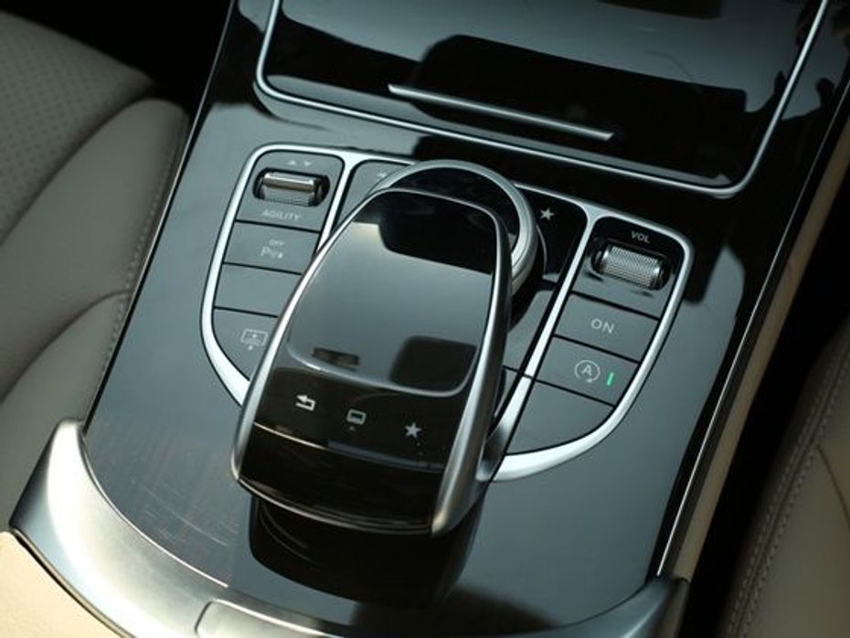 Touch-pad and Agility Controls of the new 2015 Mercedes-Benz C-Class