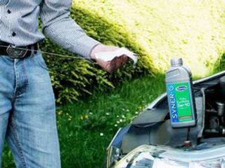 How to check your car's engine oil level?