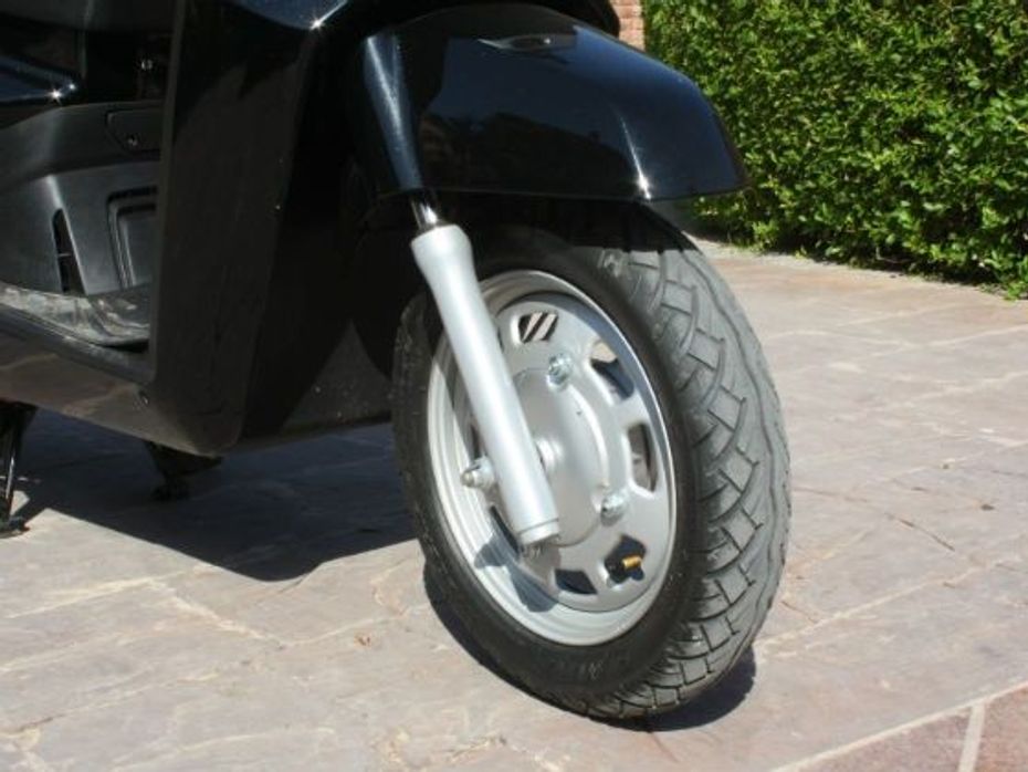 Mahindra Gusto wheels and suspension
