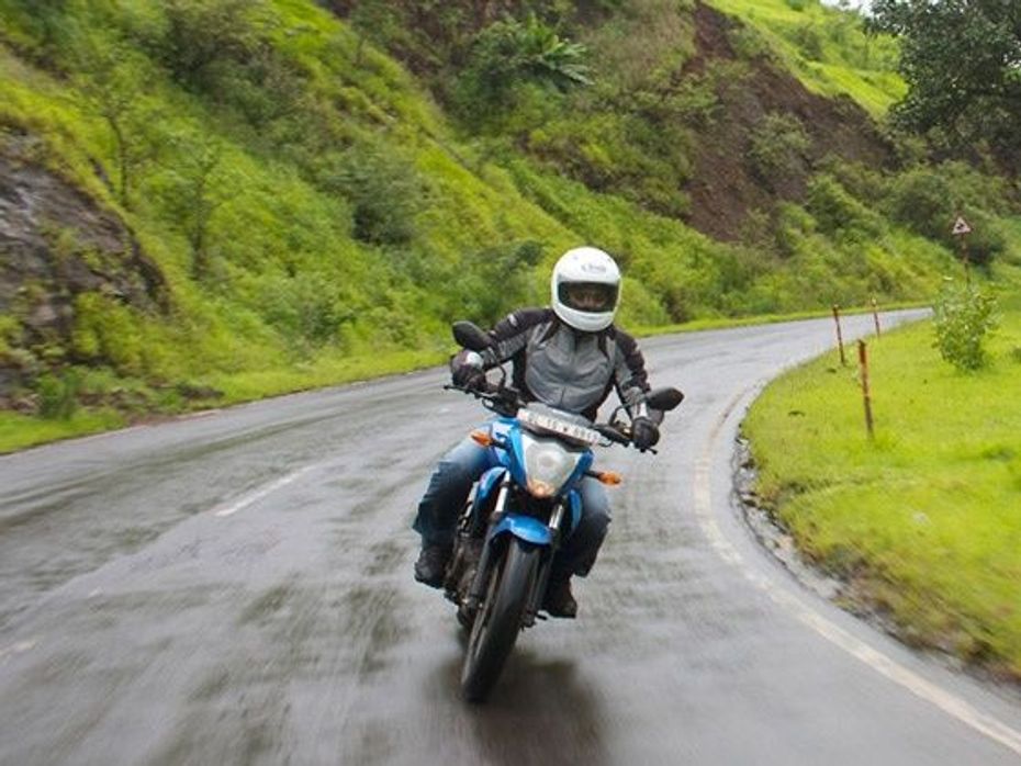 Suzuki Gixxer 155 riding on the hills