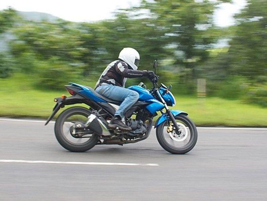 Suzuki Gixxer 155 cornering with rider