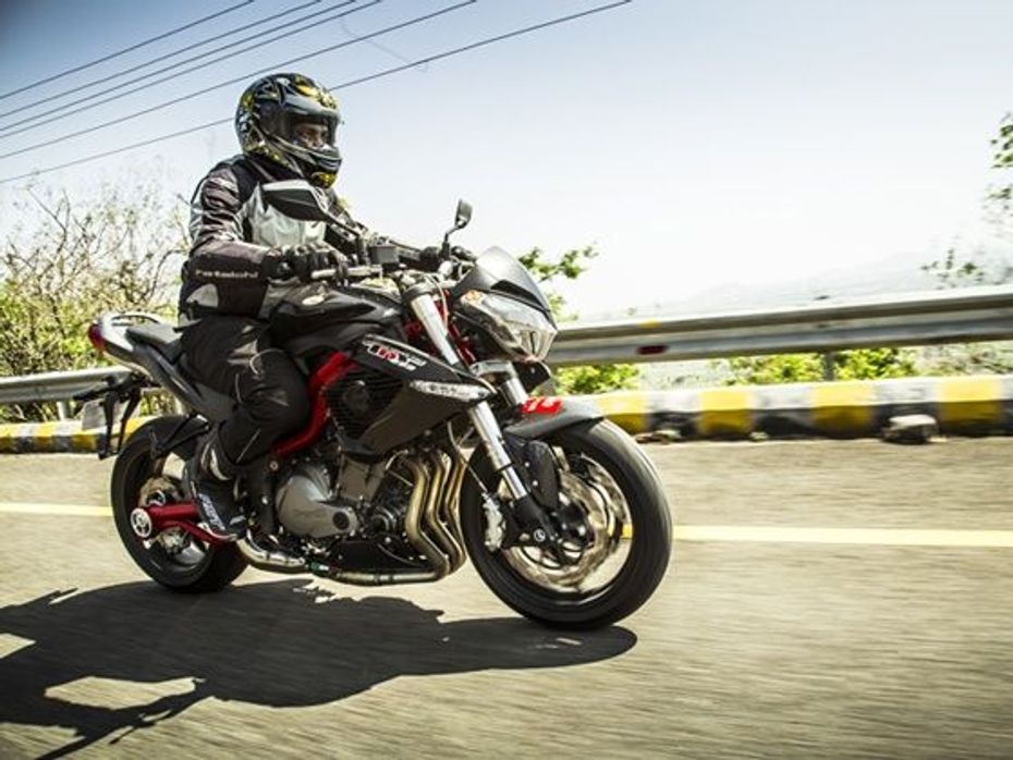 riding the DSK Benelli TNT 899