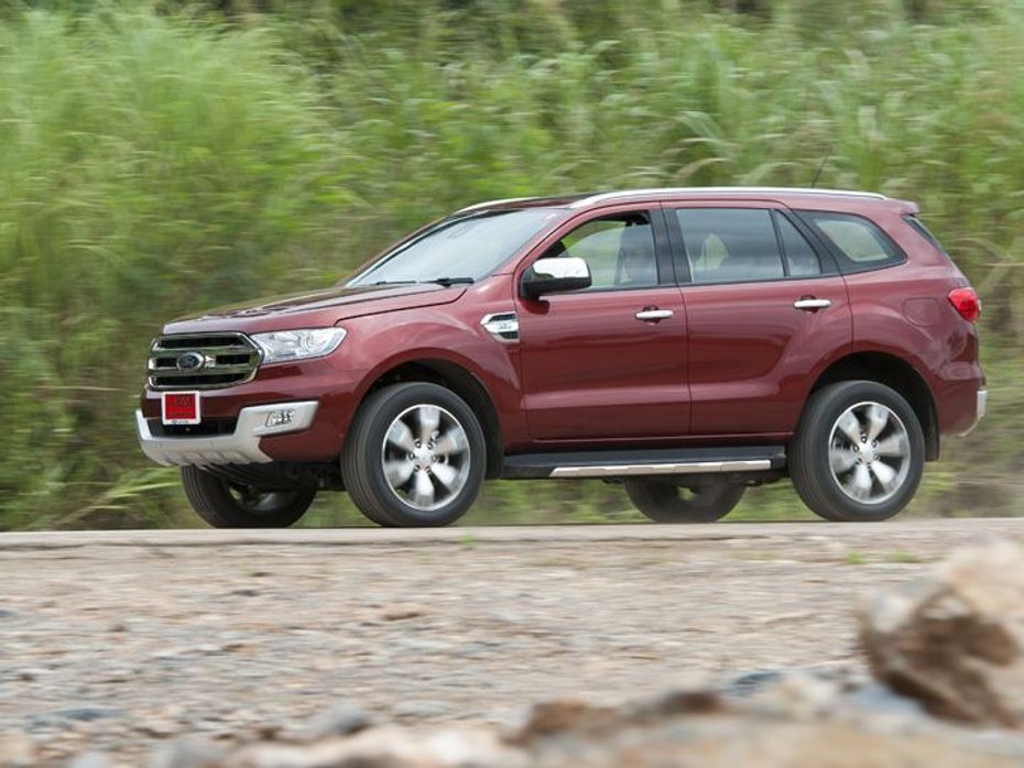2015 Ford Endeavour in action