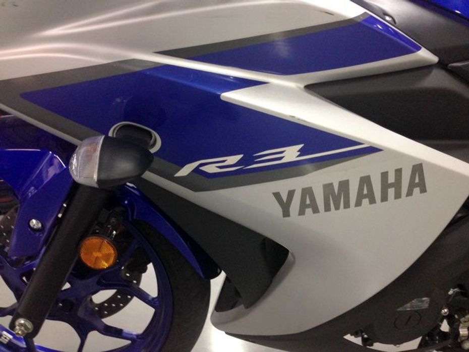 Yamaha YZF-R3 badge