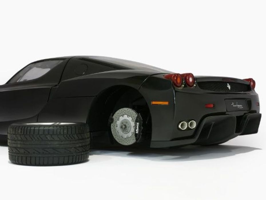 1:12 2002 Enzo Ferrari Kyosho model Review rear
