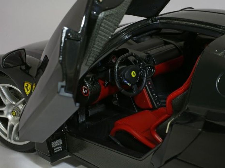 1:12 2002 Enzo Ferrari Kyosho model Review interior