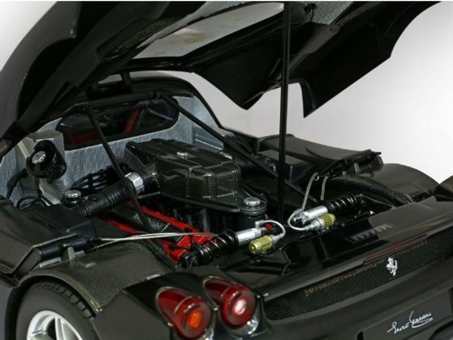 1:12 2002 Enzo Ferrari Kyosho model Review engine