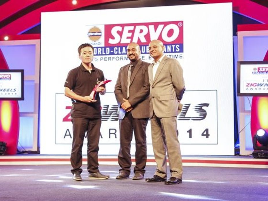 Eitaro Tanaka, Manager Kawasaki India accepting the award