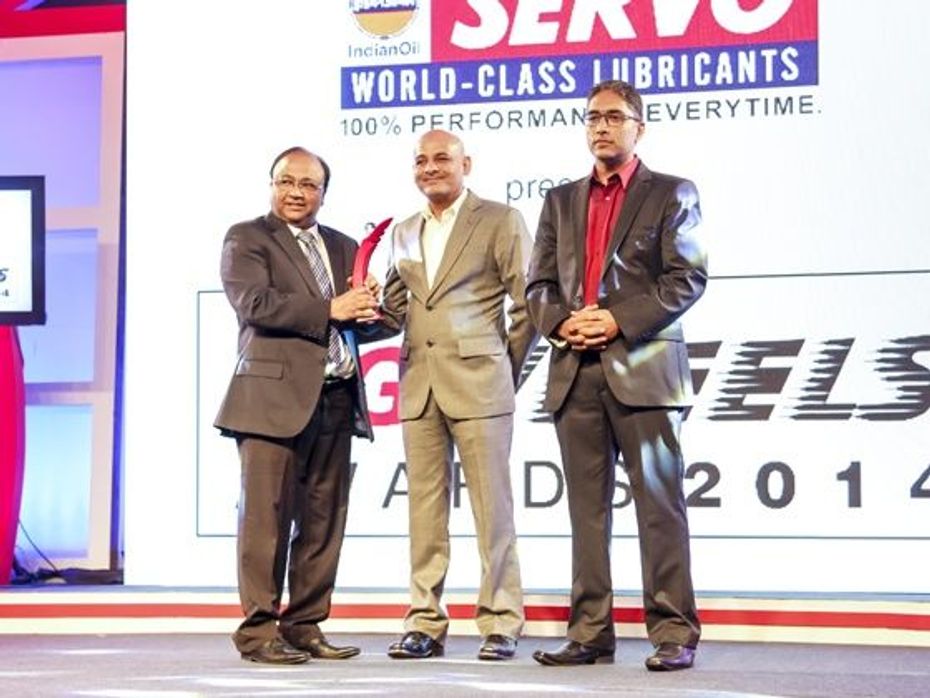 Sarangrajan Thathapillai VP Hyundai Motor India receiving the award from Nandan Srinath Director Response BCCL and ZigWheels Editor Vikrant Singh