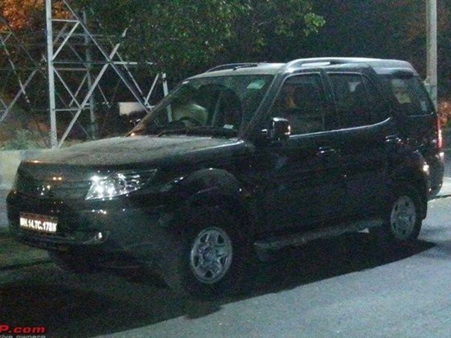 Tata Safari Strome facelift spied without camouflage in India