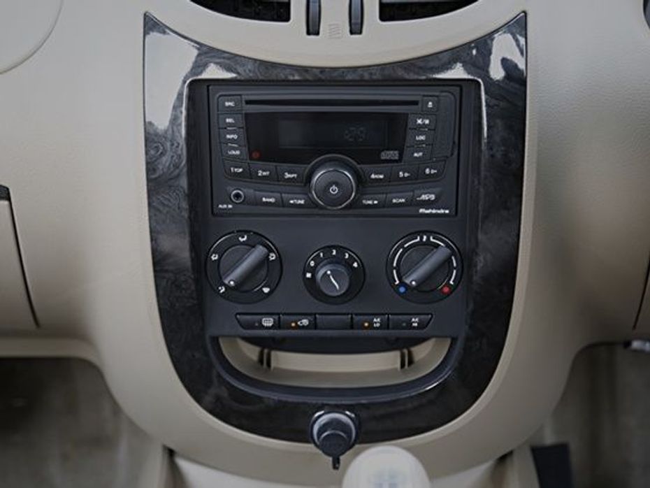 2015 Mahindra Xylo review centre console